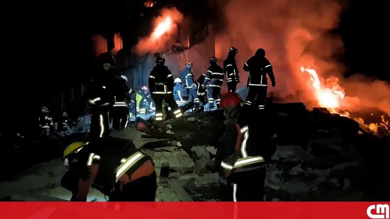 Pelo menos 10 mortos em ataque russo contra edifício residencial em Kharkiv