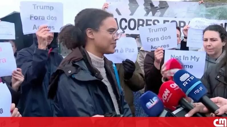Manifestantes na Base das Lajes
