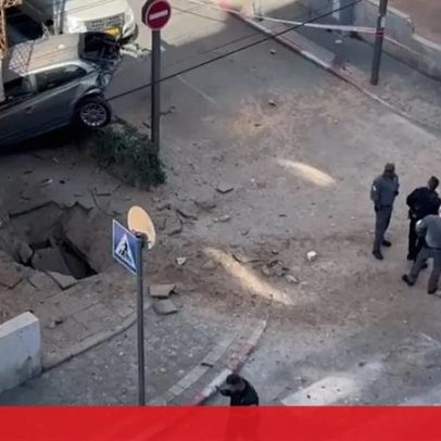 Míssil iraniano interceptado provoca buraco no pavimento em Israel