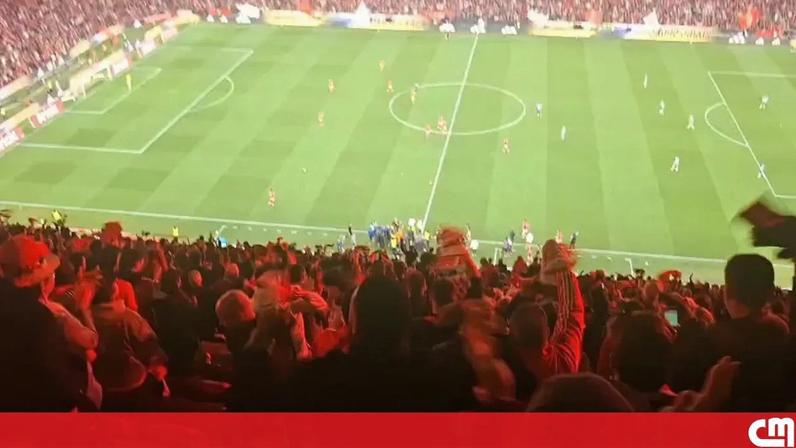 José Mourinho foi expulso após golo de Leandro Barreiro e fez gesto de 'pequeno'