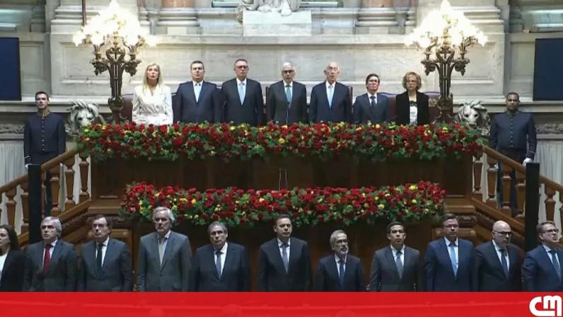 Hino Nacional ouvido na Assembleia da República após António José Seguro tomar posse