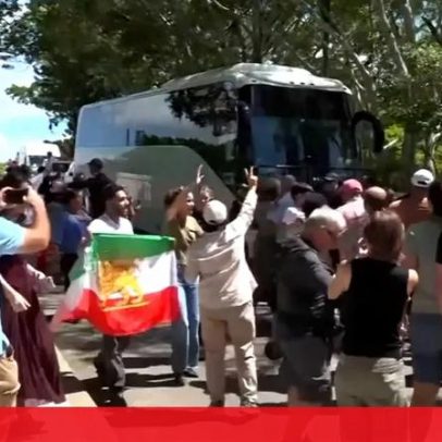 Manifestantes tentam bloquear autocarro da seleção feminina do Irão