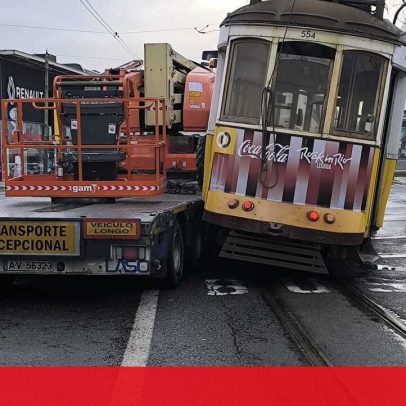 Colisão com camião faz elétrico descarrilar em Alcântara