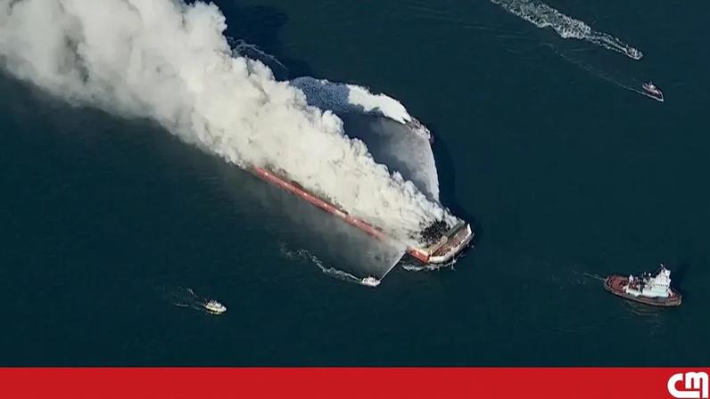 Incêndio em barco no rio Delaware nos EUA mobiliza equipas de emergência