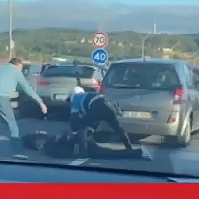 Vídeo mostra suspeitos a fugirem algemados pela PSP na Ponte 25 de Abril