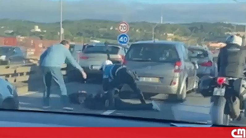 Vídeo mostra suspeitos a fugirem algemados pela PSP na Ponte 25 de Abril