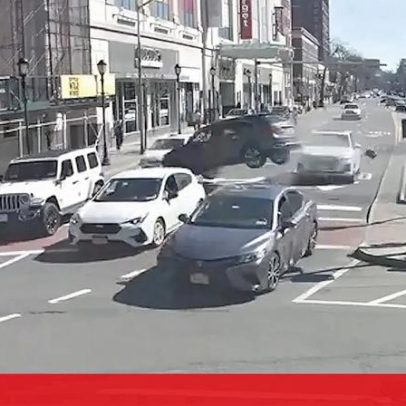 Carro descontrolado atinge andaimes em rua movimentada de Nova Iorque