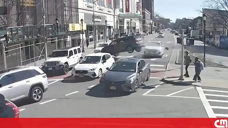 Carro descontrolado embate contra andaimes em movimentada rua de Nova Iorque