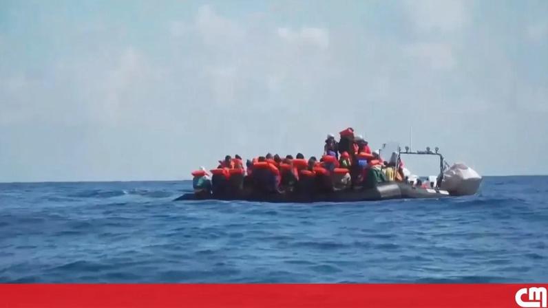 Imagens mostram resgate de 41 migrantes em barco sobrelotado no Mediterrâneo