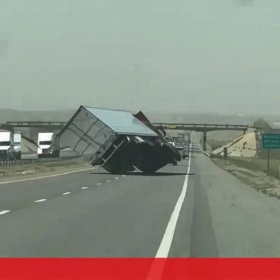 Camião tomba nos EUA devido a ventos fortes, mostram imagens