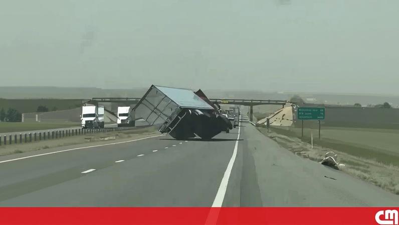 Imagens mostram momento em que camião tomba devido a ventos fortes nos EUA