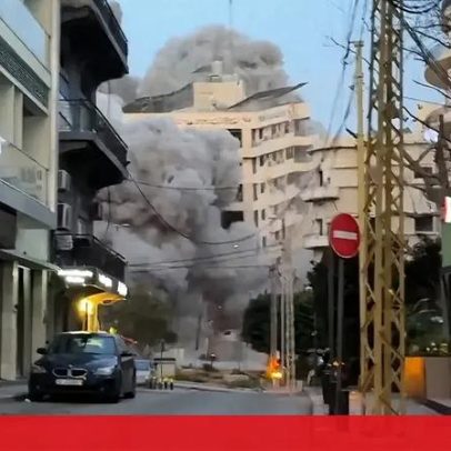 Prédio no centro de Beirute é atingido por míssil e colapsa