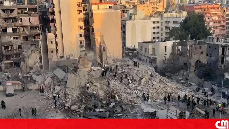 Prédio em Beirute reduzido a escombros após ataque
