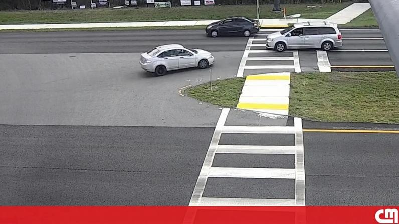 Homem conduz em marcha-atrás no trânsito americano, captado por videovigilância