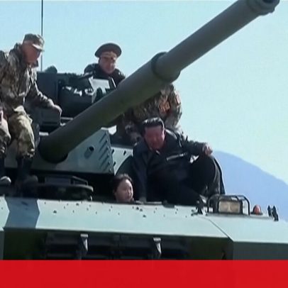 Filha de Kim Jong-un conduz tanque ao lado do pai