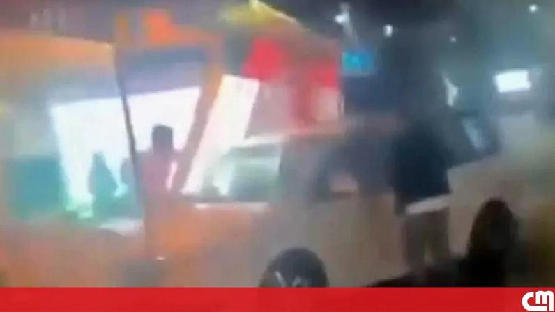 Condutor bêbado invade esplanada de bar com carro depois de ser expulso