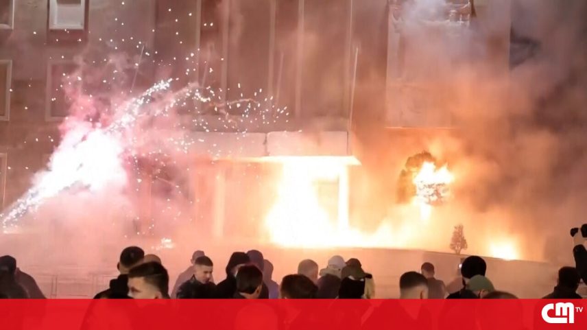 Manifestantes lançam cocktails molotov e fogo-de-artifício durante protestos na Albânia