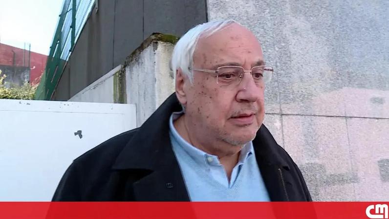 Secretário-geral da autarquia de Lisboa derruba gradeamento no Cais do Sodré com viatura