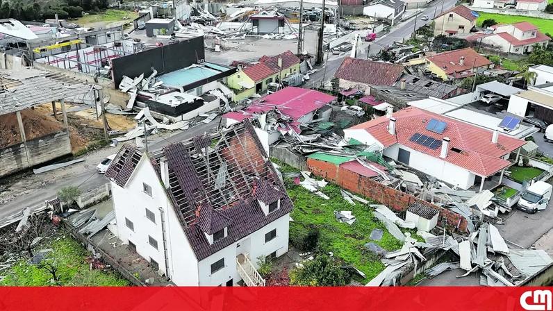 Alzira Louro, de 76 anos, ficou sem parte do telhado da casa e de uma outra estrutura que serve de garagem.