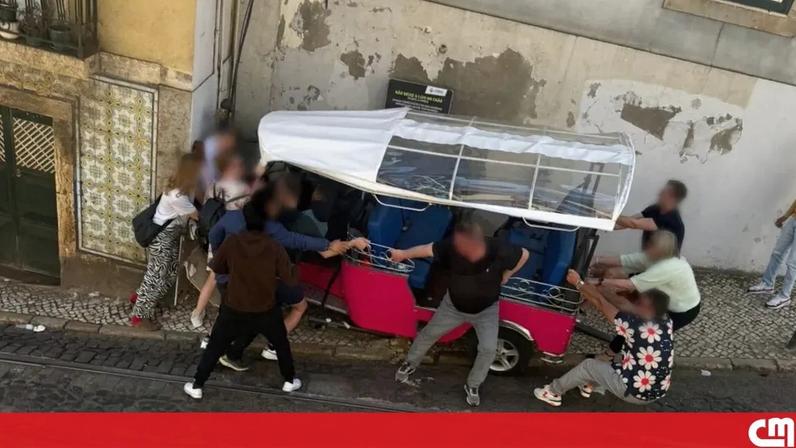 Homem ferido em sequência de acidente, ocorrido na Calçada de São Vicente, Lisboa. PSP investiga.