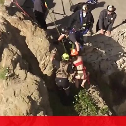 Bombeiros resgatam mulher presa entre rochas após queda de penhasco nos EUA