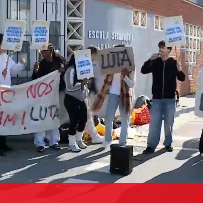 Alunos de escola em Rio de Mouro protestam por melhores condições de ensino