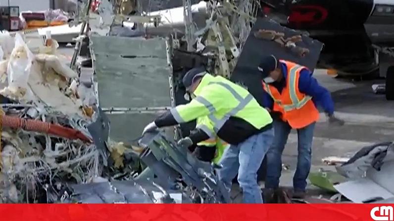 Imagem de destroços no aeroporto de LaGuardia