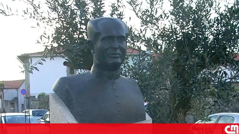 Furtado busto do padre António Inácio Gomes que estava no adro da paróquia da Senhora do Porto