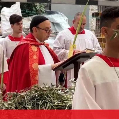Católicos palestinianos participam na missa de Domingo de Ramos em Gaza