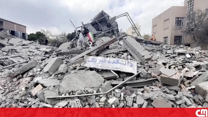 Imagem do vídeo mostrando a destruição no campus da universidade após o ataque.