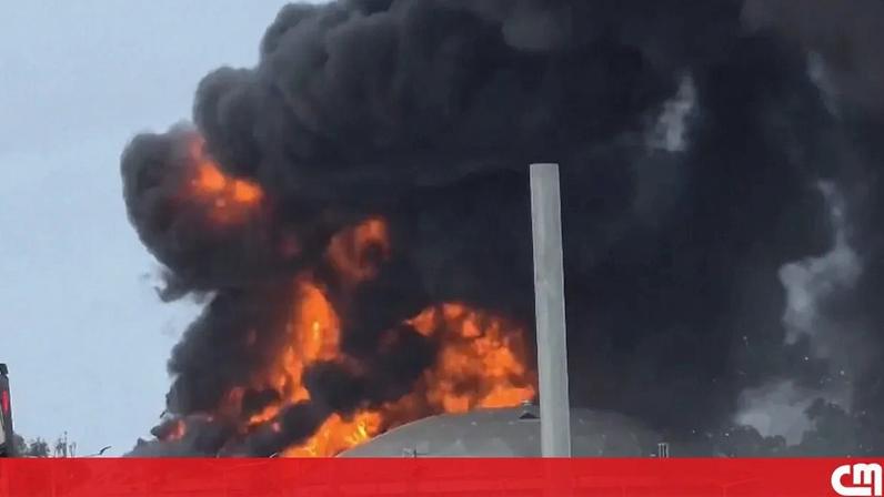 Imagem de uma refinaria de petróleo em Haifa, Israel.