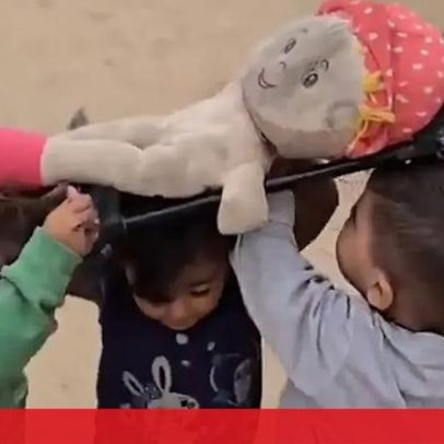 Vídeo mostra infância em Gaza com crianças a imitar funeral