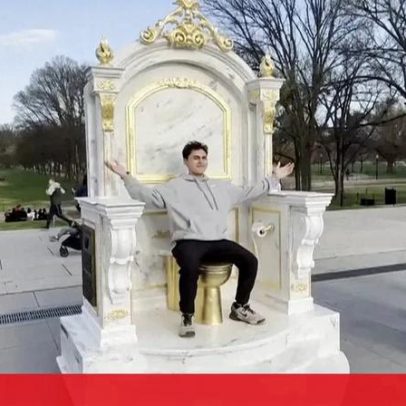 Sanita de ouro em Washington satiriza renovações da Casa Branca