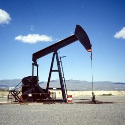 Japão volta a subsidiar combustíveis para conter subida do petróleo