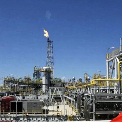 Brent cai mais de 9% após Trump anunciar negociações com Teerão