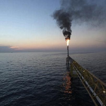 Teerã reduz abastecimento de combustível após ataques