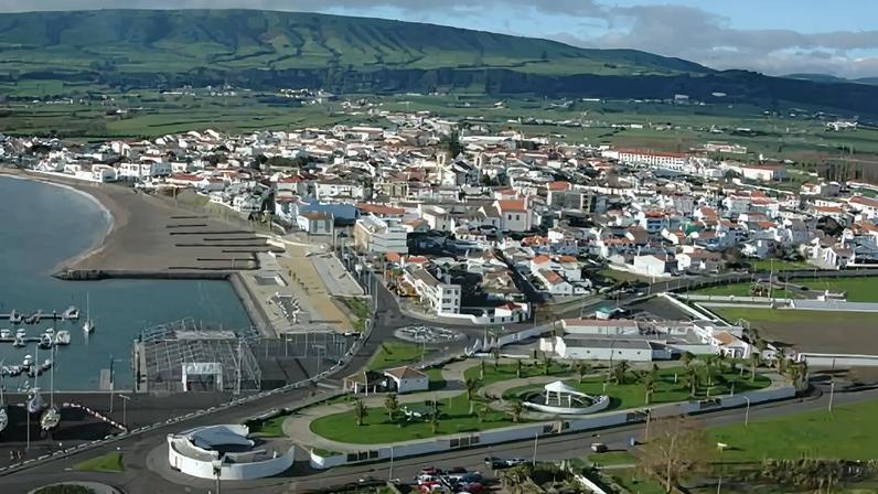 Colisão entre dois carros mata mulher em paragem de autocarro na ilha Terceira