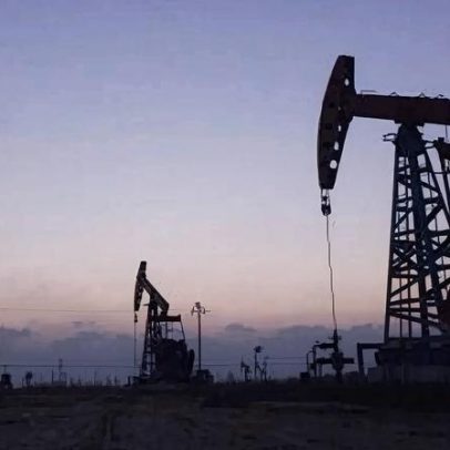 Oferta de petróleo cai oito milhões de barris por dia em março