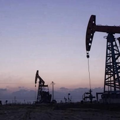 Petróleo cai mais de 10% após declarações de Trump sobre guerra, desmentidas