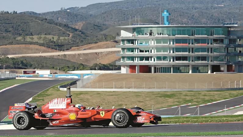 Max Verstappen em ação no Circuito Internacional do Algarve, em Portimão