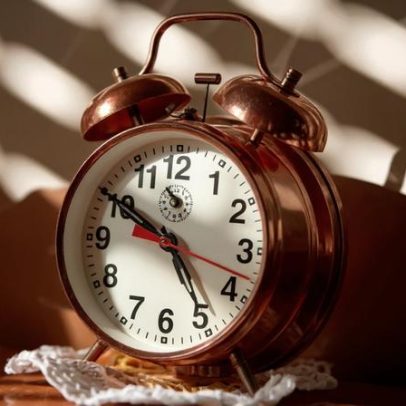 Relógios adiantam uma hora na próxima madrugada