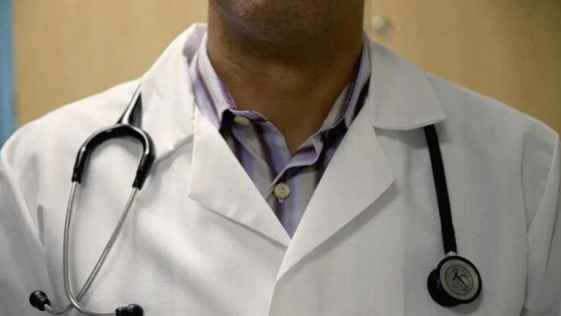 Dificuldade em ingressar na especialidade desejada leva médicos a adiar formação