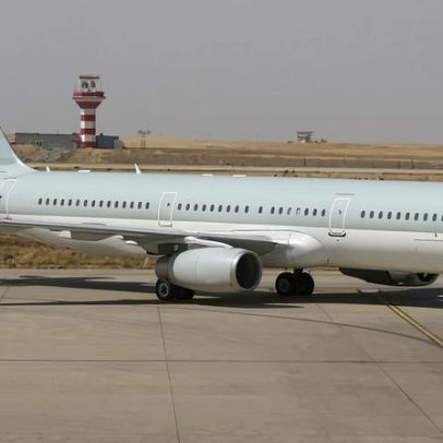 Viajantes retidos por perturbações nos voos após ataques no Oriente Médio