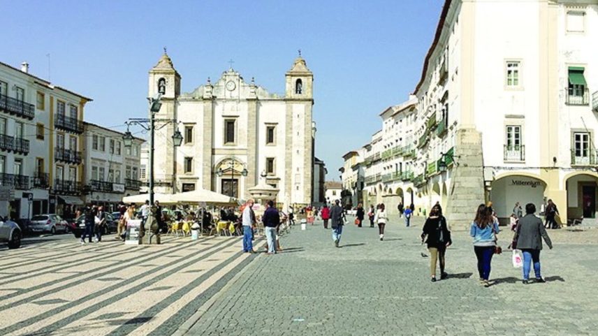 Évora_27 procura 18 artistas-mediadores para projeto A Nossa Voz com alunos