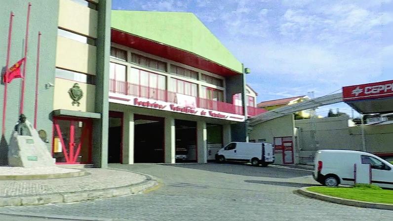 Homem ameaça bombeiros com arma branca durante situação de violência doméstica