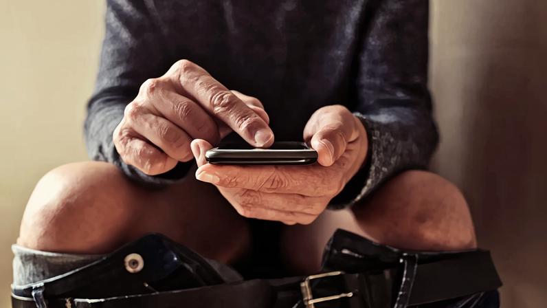 Uso do telemóvel na casa de banho pode causar hemorroidas