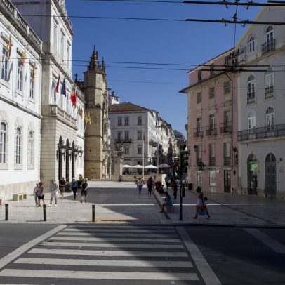 Câmara de Coimbra inicia limpeza da estátua de D. Dinis vandalizada
