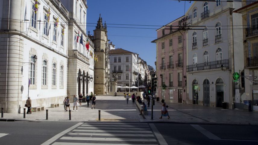 Câmara Municipal de Coimbra, à esquerda