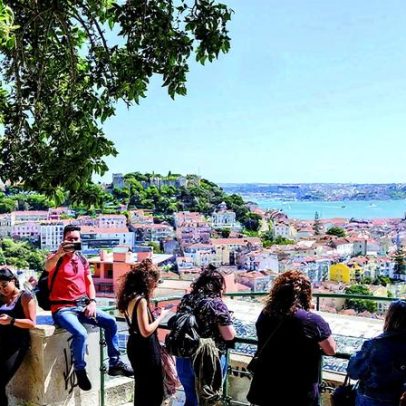 Turismo antecipa 34 milhões de hóspedes e 7 mil milhões de euros em 2026