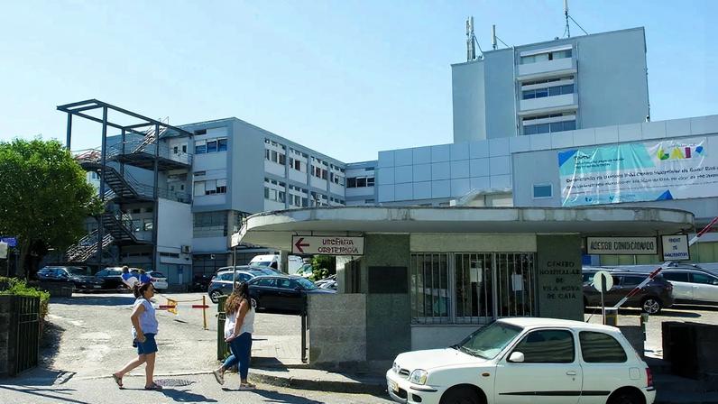 Botija de gás explode em anexo de casa e deixa casal ferido